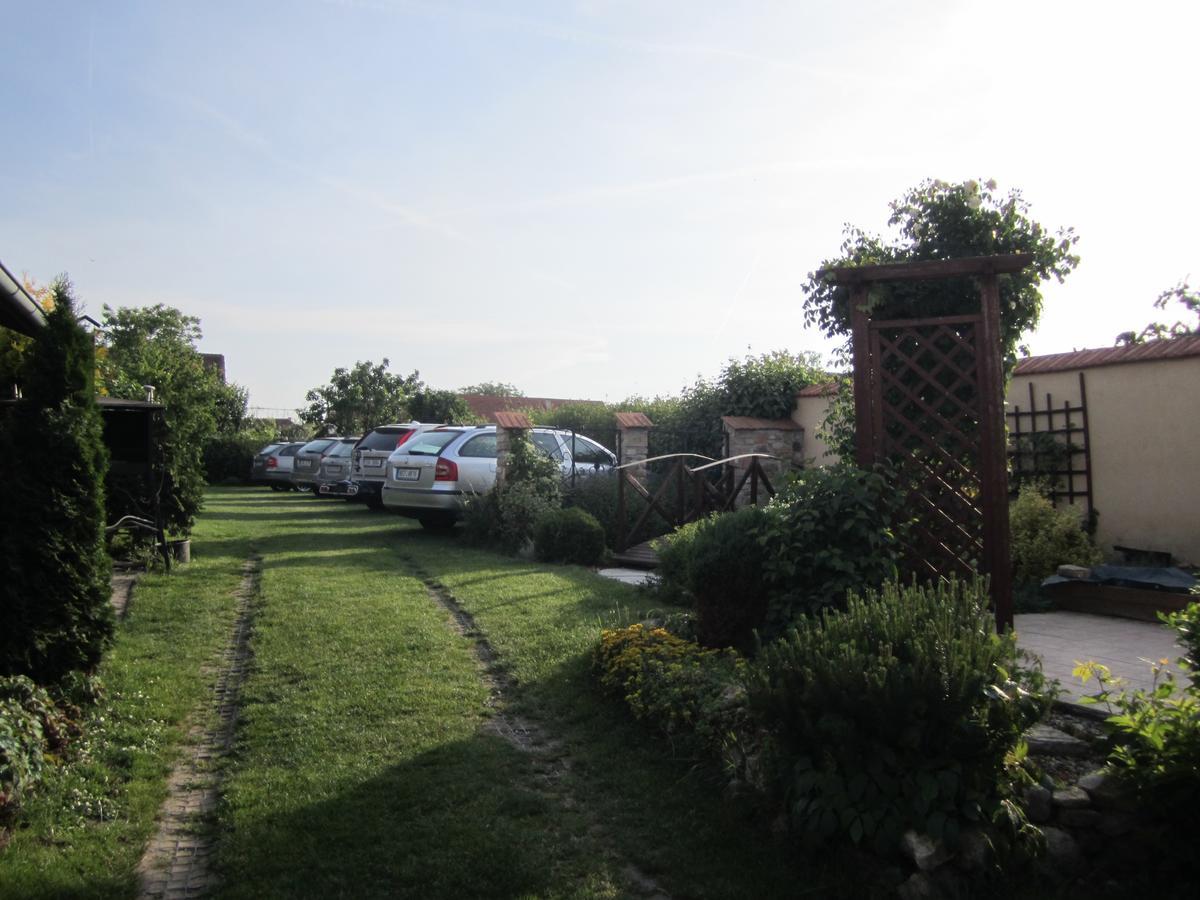 Penzion Bulhary S Vinnym Sklepem Exterior photo